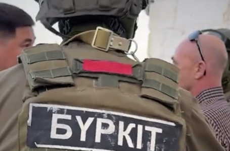 Ақтауда арнайы жасақ есірткі сатып жүрген 54 жастағы ер адамды ұстады