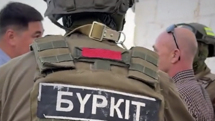 Ақтауда арнайы жасақ есірткі сатып жүрген 54 жастағы ер адамды ұстады