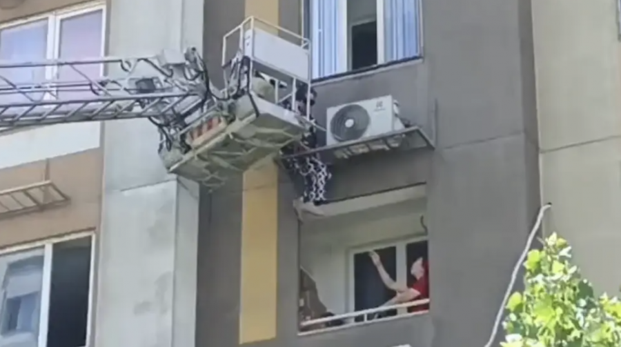 Алматыда әйел терезе жуамын деп, биіктен құлай жаздады