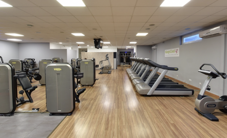 Ер адам 300 жылға спортзал абонементін сатып алған