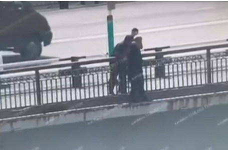 Атырауда көпірден секірмек болған адам соңғы сәтте құтқарылды 