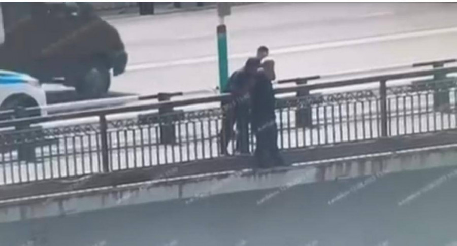 Атырауда көпірден секірмек болған адам соңғы сәтте құтқарылды 