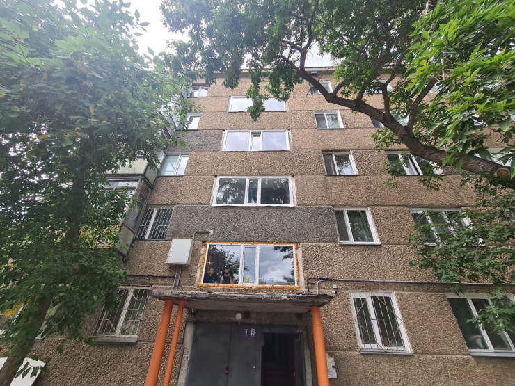 Павлодарда анасы терезеден лақтырған баланың жағдайы қалай?