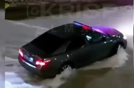 Алматыда өзенді көлікпен кешкен жүргізуші анасымен бірге жауапқа тартылды