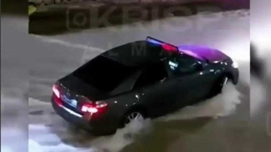 Алматыда өзенді көлікпен кешкен жүргізуші анасымен бірге жауапқа тартылды