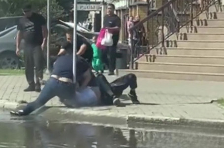 Семейде ер адам полиция бөлімінің алдында аяусыз соққы жеген