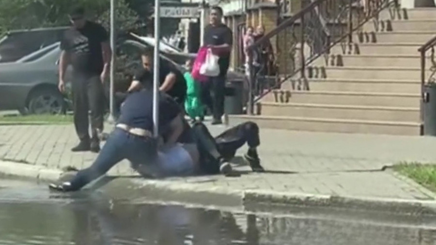 Семейде ер адам полиция бөлімінің алдында аяусыз соққы жеген