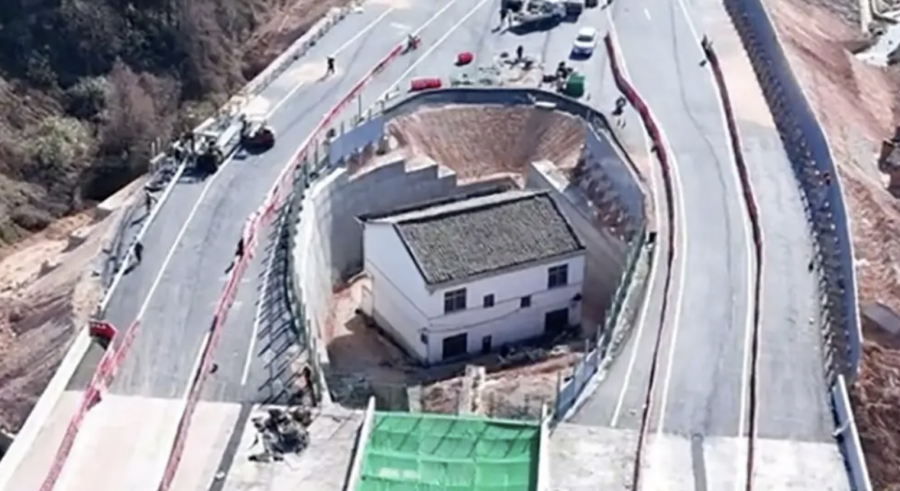 “Қытайдың ең қырсық тұрғыны“: қомақты ақша мен үш пәтерден бас тартқан ер адам ақыры үйінен көшіп кетті