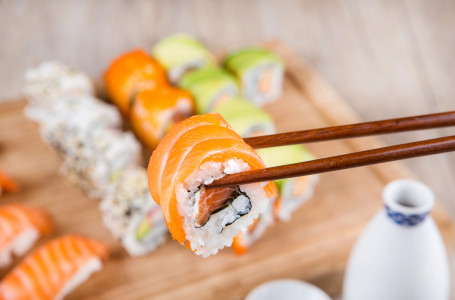 Ішінде балалар да бар: Ақтөбеде сегіз адам сушиден уланған