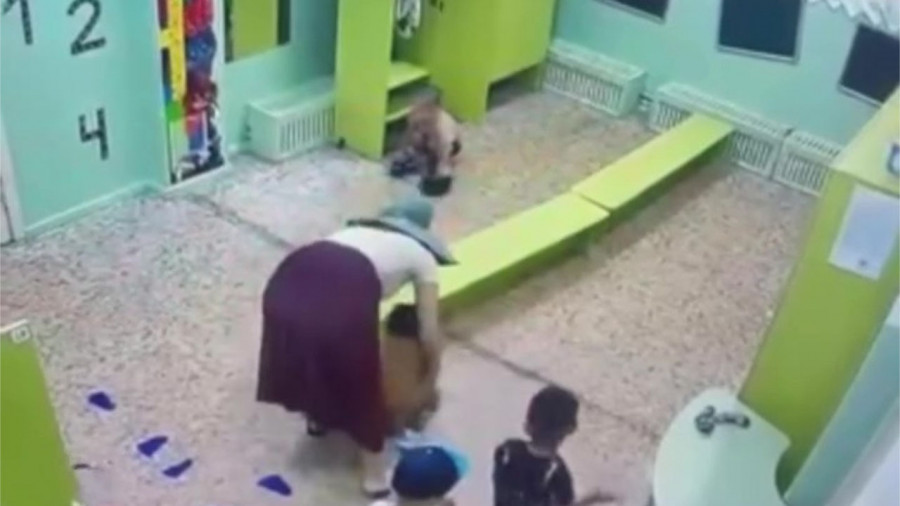 Алматыдағы балабақшада бала маңдайын жаралап алған