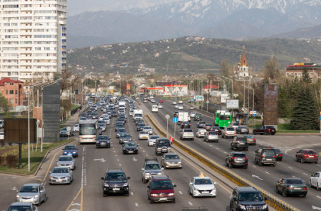 Алматыда әл-Фараби даңғылындағы қозғалыс шектеледі
