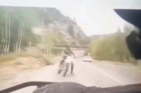 Риддерде полицей мотоцикл жүргізушісін қағып кеткен (видео)