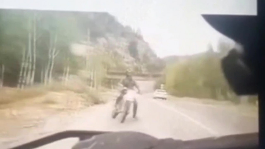 Риддерде полицей мотоцикл жүргізушісін қағып кеткен (видео)