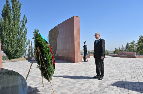 Тоқаев Бішкекте “Ата бейіт“ кешеніне зиярат етті