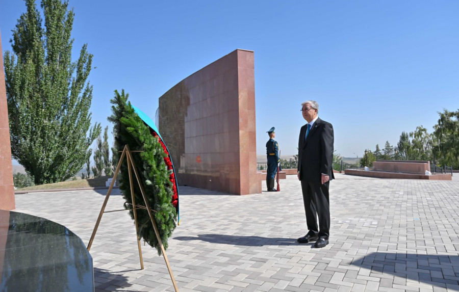 Тоқаев Бішкекте “Ата бейіт“ кешеніне зиярат етті