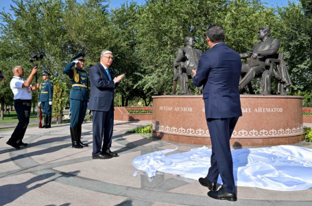 “Қазақ пен қырғызға бір-бірінен жақын жұрт жоқ“. Тоқаев Бішкекте ескерткіш ашу рәсіміне қатысты