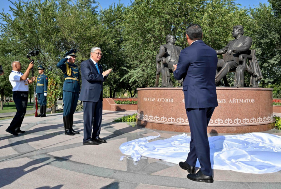“Қазақ пен қырғызға бір-бірінен жақын жұрт жоқ“. Тоқаев Бішкекте ескерткіш ашу рәсіміне қатысты