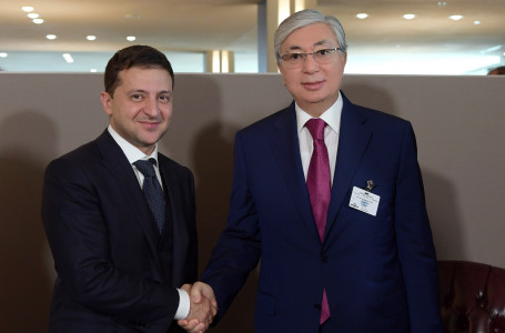 Тоқаев Зеленскийді Тәуелсіздік күнімен құттықтады