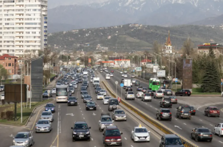 Қашықтан жұмыс істеу және сабақ уақытын өзгерту: Алматыда кептеліске қатысты жаңа шешім айтылды