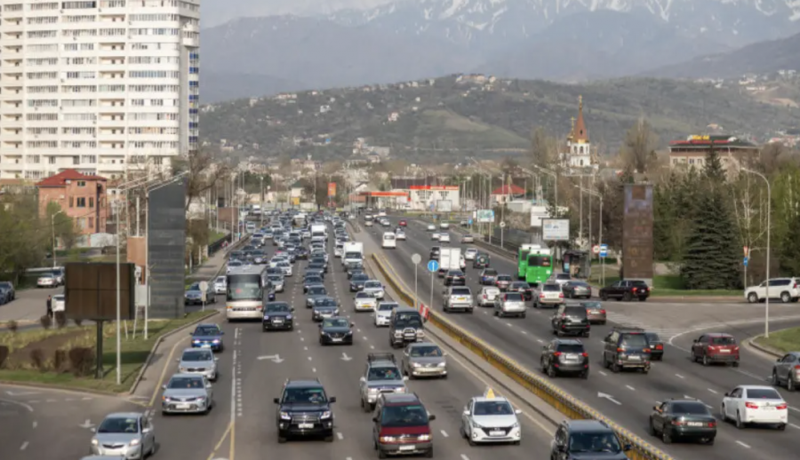 Қашықтан жұмыс істеу және сабақ уақытын өзгерту: Алматыда кептеліске қатысты жаңа шешім айтылды