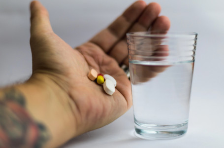 Дәріні неге тек жылы сумен ішу керек? Дәрігер түсіндірді