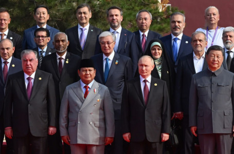 Тоқаев Тяньаньмэнь алаңында әскери парадты тамашалады: кадрлар