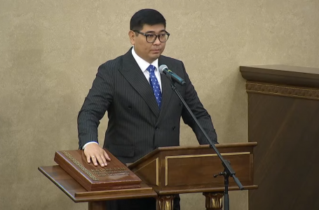 Мәжілісте жаңа депутат ант қабылдады