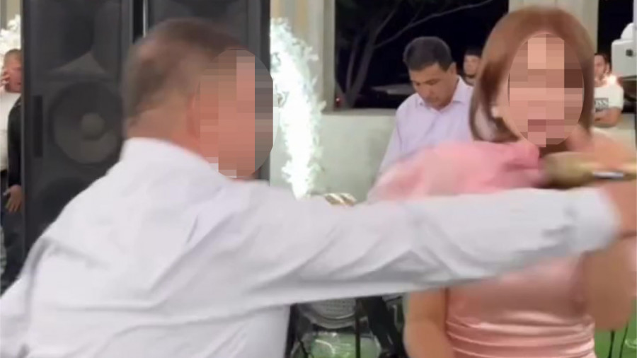 Түркістанда әншіні бұрынғы қайын атасы соққыға жыққан: әйел үндеу жасады