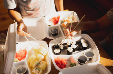 Ақтөбеде сегіз адам сушиден уланған: бұған кім кінәлі екені белгілі болды 