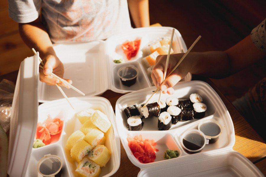 Ақтөбеде сегіз адам сушиден уланған: бұған кім кінәлі екені белгілі болды 