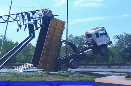 “Бағанаға ілініп қалған“. Ақтөбеде бортын түсірмеген жүк көлігі төңкеріле жаздады