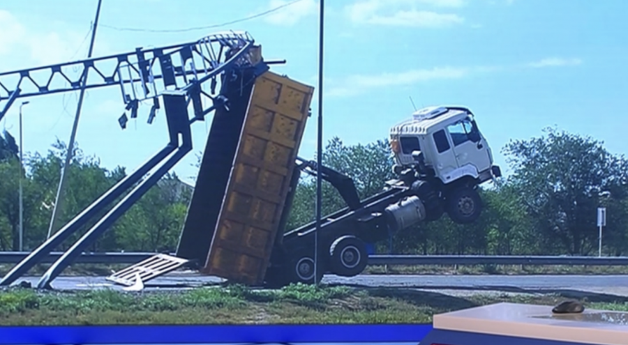“Бағанаға ілініп қалған“. Ақтөбеде бортын түсірмеген жүк көлігі төңкеріле жаздады