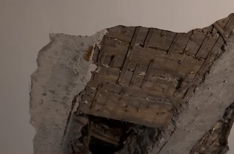 Ақтөбе орталығында үйдің опырылған төбесінен күн көрінеді