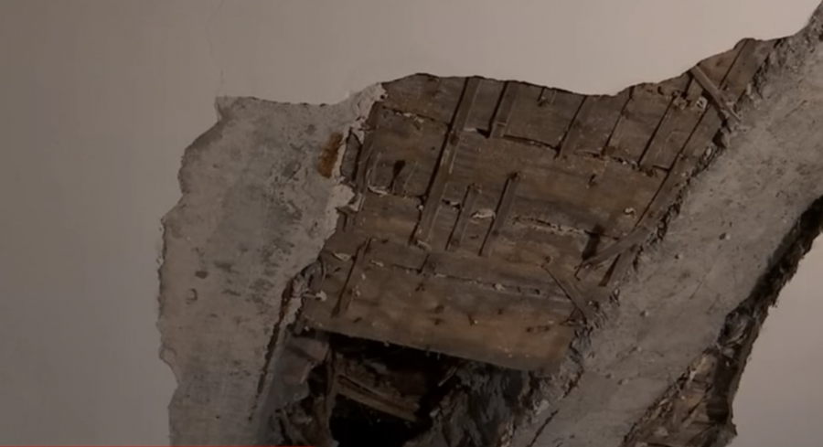 Ақтөбе орталығында үйдің опырылған төбесінен күн көрінеді