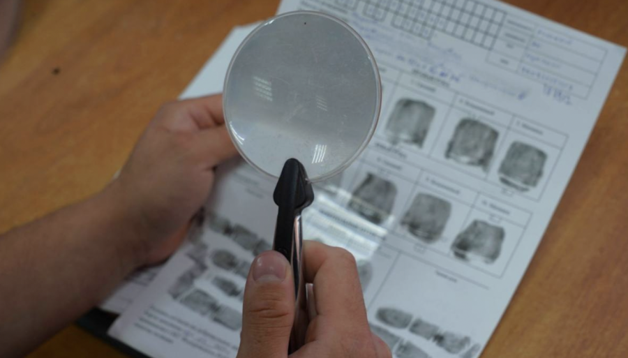 Үлкен қара дидло шлюха Келли Уэллстің терең есігін ұрады.