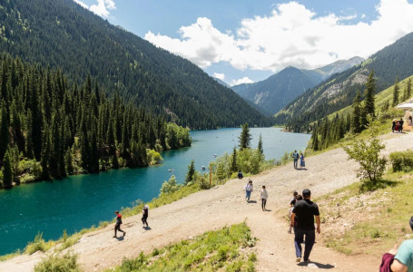 “Кәсіби кадр тапшы, бәсекеге қабілетіміз әлі де шамалы“. Тоқаев туризм саласын сынады