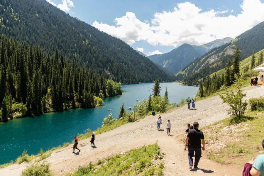 “Кәсіби кадр тапшы, бәсекеге қабілетіміз әлі де шамалы“. Тоқаев туризм саласын сынады