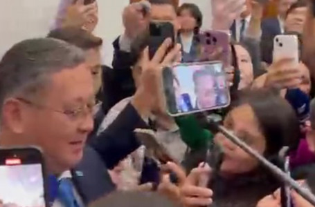 “Бәрі - өтірік“. Министр Мұрат Нұртілеу журналистердің алдына шықты