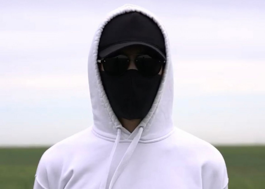 Қыздар қарап тұрғанда жігіт жұлқынып кетеді. Қыздар қарап тұрғанда жігіт жұлқынып кетеді.