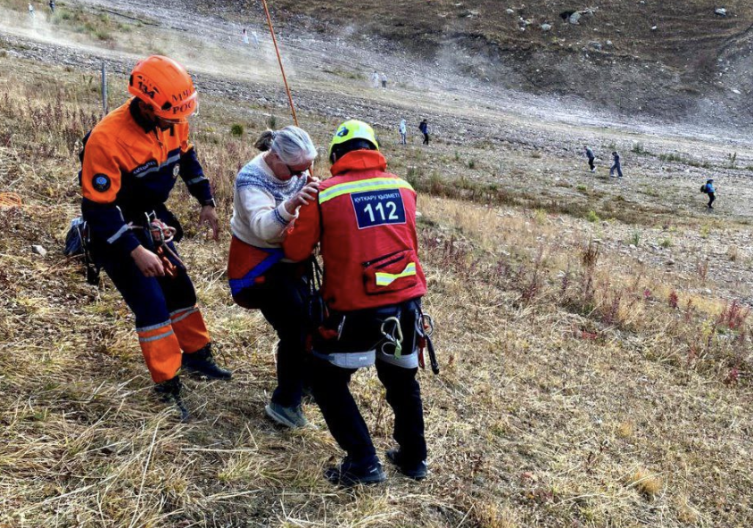 “Шымбұлақтағы“ аспалы жол істен шыққан: ішінде 21 адам қалып қойған