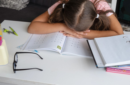 Монша, жалаңаш қыздар, кір жуғыш машина Қолдармен бәле