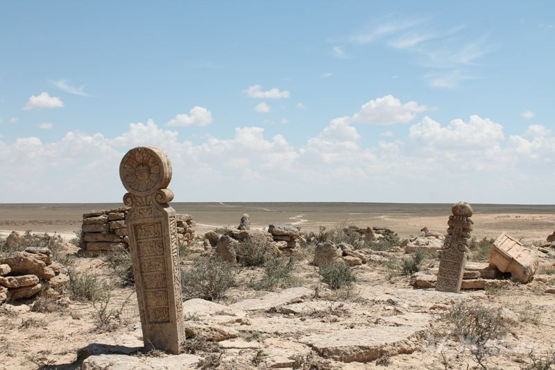 Күшті жігіттің құшағында мініп бара жатқан арық бойжеткен мүрдеге қадалған