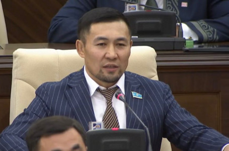 Мәжілісте анасын құттықтаған Ардақ Назаров неге мұндай әрекетке барғанын түсіндірді