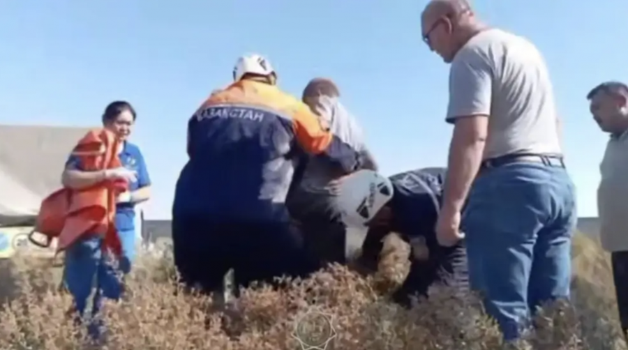 Шымкентте жасөспірім атпен бірге 5 метрлік шұңқырға түсіп кетті