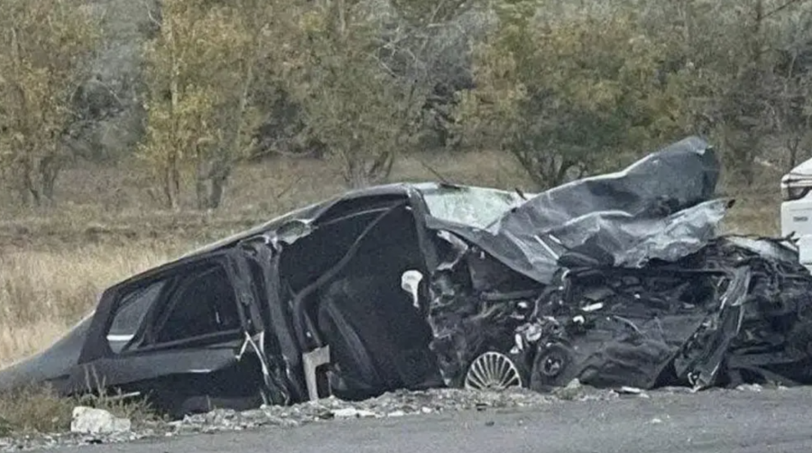 Шұлықтар мен биік өкшелі аяқ киімдердің фотосы Үлкен бөксесі бар тәтті әйел