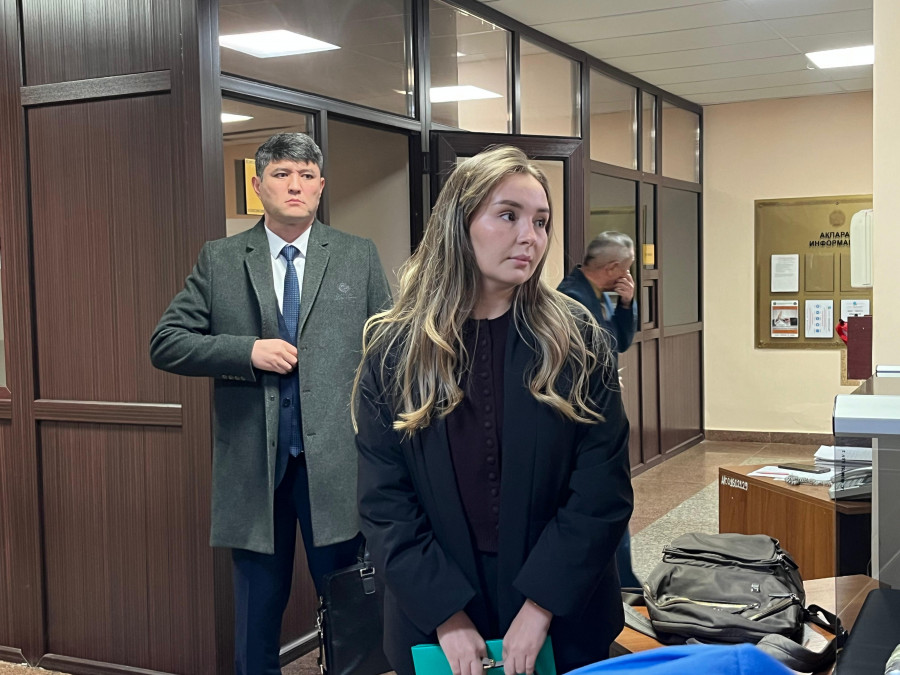 Астанада блогер Жанәбіловтің жұбайына қатысты сот басталды