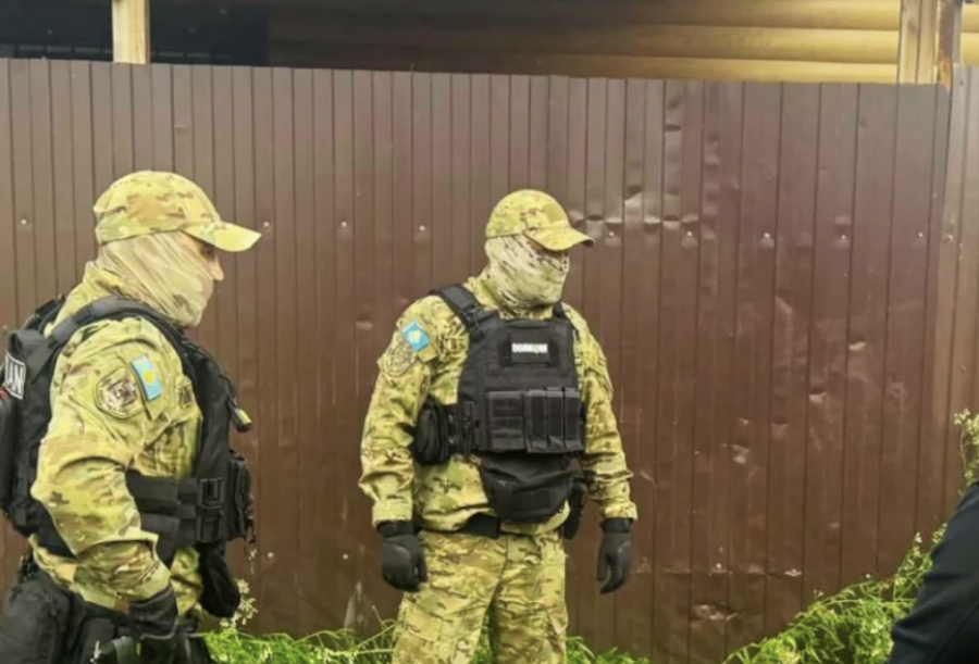 Жетілген, қисық әйелдердің суреттері Ерлі-зайыптылардың үлкен пландағы әуесқойлық порно видеосы