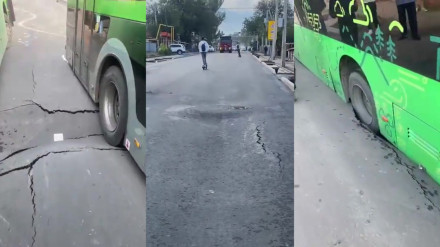 Алматыда жаңа асфальт опырылып, екі автобус түсіп кетті (видео)