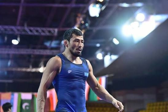 Демеу Жадраев фин спортшысынан басым түсті 