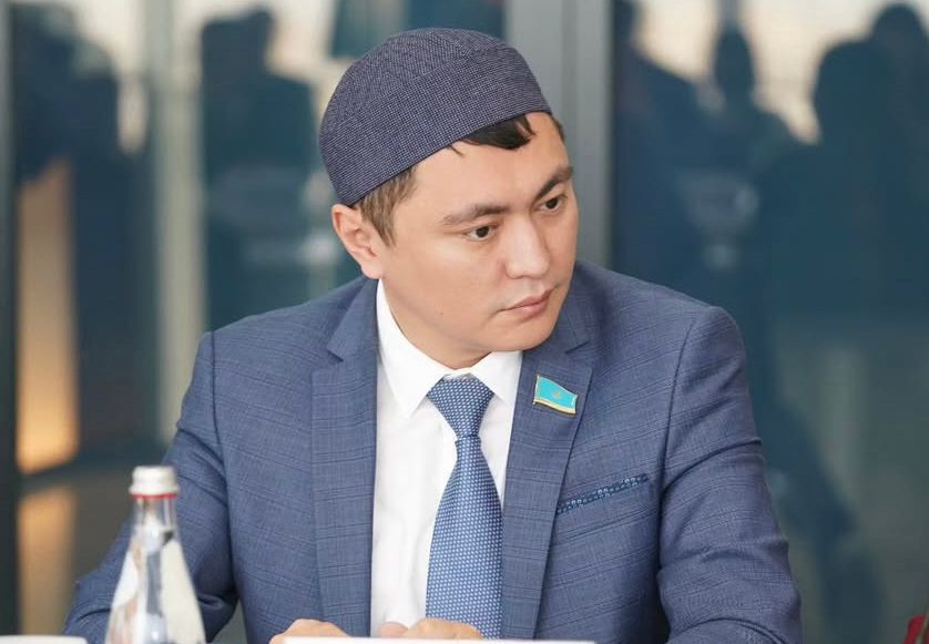 Депутат Дәулет Мұқаев желідегі жазбасы үшін сынға қалды